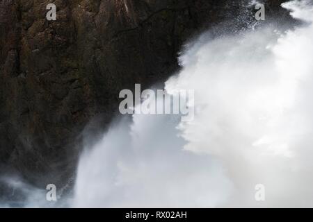 Vue détaillée, l'eau qui tombe, Tombe de Yellowstone, cascade dans une gorge, Grand Canyon de la Yellowstone River, vue à partir de la rive nord, Yellowstone N Banque D'Images