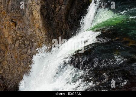 Vue détaillée, l'eau qui tombe, Tombe de Yellowstone, cascade dans une gorge, Grand Canyon de la Yellowstone River, vue à partir de la rive nord, Yellowstone N Banque D'Images