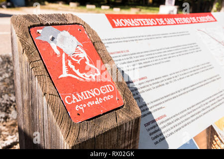 Burgos, Espagne. Un Camino del Hotel Nobel (la voie d'El Cid) logo rouge dans le monastère de San Pedro de Cardena en Castrillo del Val Banque D'Images