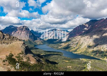 Vue du fossé continental Trail sur lac de montagne Deux Lac Medicine avec paysage de montagne, Sinopah Mountain Banque D'Images