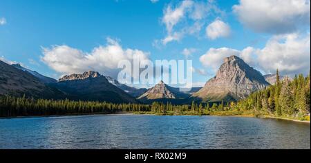 Lac de montagne lac Medicine, deux dans paysage de montagne, retour Sinopah Montagne, Glacier National Park, Montana, USA Banque D'Images