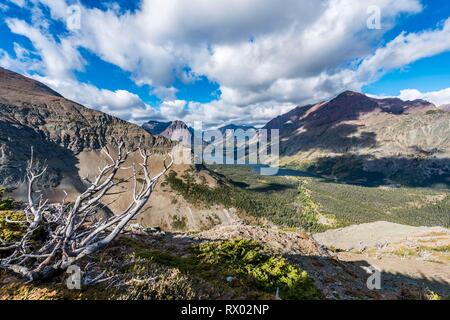 Vue du fossé continental Trail sur lac de montagne Lac Medicine avec deux paysages de montagne, l'augmentation de Wolf Mountain Banque D'Images