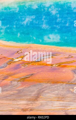 Les dépôts de minéraux colorés au bord sr la vapeur chaude du printemps, photo détail, Grand Prismatic Spring, Midway Geyser Basin Banque D'Images