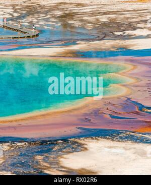 Les dépôts de minéraux colorés au bord sr la vapeur chaude du printemps, photo détail, Grand Prismatic Spring, Midway Geyser Basin Banque D'Images