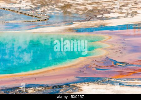 Les dépôts de minéraux colorés au bord sr la vapeur chaude du printemps, photo détail, Grand Prismatic Spring, Midway Geyser Basin Banque D'Images