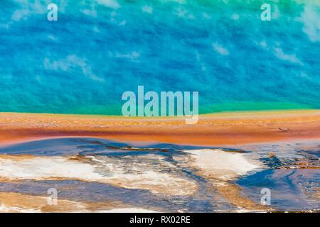 Les dépôts de minéraux colorés au bord sr la vapeur chaude du printemps, photo détail, Grand Prismatic Spring, Midway Geyser Basin Banque D'Images