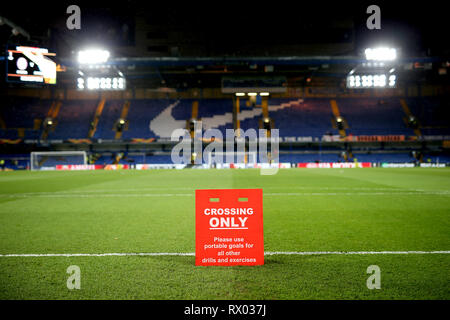 Une vue générale d'un croisement 'uniquement' signe sur le terrain avant de kick-off au cours de l'UEFA Europa League, rond de jambe premier 16 match à Stamford Bridge, Londres. Banque D'Images