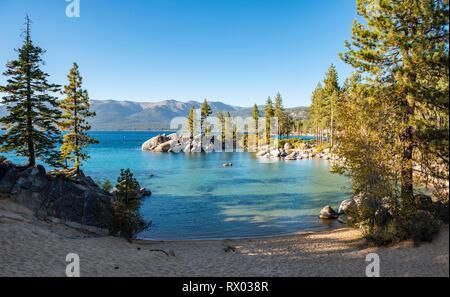Plage Plage de sable, l'eau turquoise, bay, parc d'État Sand Harbor, Port, le lac Lake Tahoe, California, USA Banque D'Images