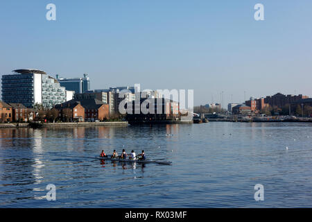 L'équipage d'aviron sur Manchester Ship Canal, Salford Quays, Salford, Manchester, Royaume-Uni. Banque D'Images