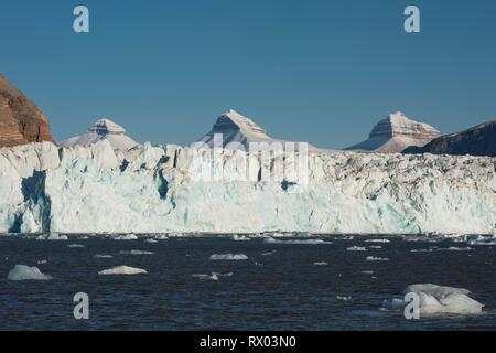 Sommet de montagne Tre Kroner (trois couronnes) Svea, Dana et Nora (pour la Suède, le Danemark et la Norvège), Kronebreen, Kongsfjorden Banque D'Images