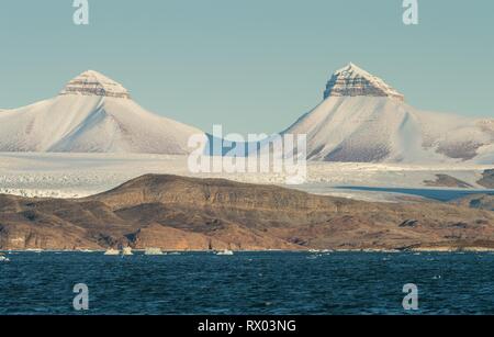 Des pics de montagne Dana et Nora, Kronebreen, Kongsfjorden, Spitzberg, archipel de Svalbard, Norvège Banque D'Images