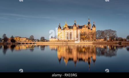 Le château de Schwerin, siège de la Mecklembourg-Poméranie-Occidentale Parlement de l'Etat, la réflexion dans le lac de Schwerin, Schwerin Banque D'Images