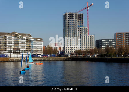 Dériveur, bassin de l'Ontario, Salford Quays, Salford, Manchester, Royaume-Uni. Banque D'Images