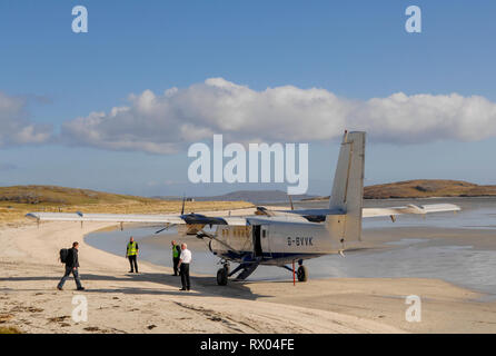 Avion à propos de départ d'un Tràigh Mhòr beach Aéroport Barra, Barra, Hébrides extérieures, en Écosse Banque D'Images