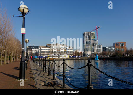 Dériveur, bassin de l'Ontario, Salford Quays, Salford, Manchester, Royaume-Uni. Banque D'Images