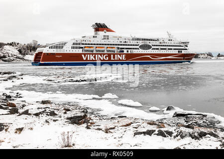 Au départ de la Viking Line de le port d'Helsinki, Finlande, en hiver, de la forteresse de Suomenlinna Banque D'Images