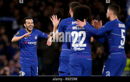 Pedro de Chelsea (à gauche) fête marquant son premier but de côtés du jeu pendant l'UEFA Europa League, rond de jambe premier 16 match à Stamford Bridge, Londres. Banque D'Images