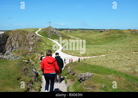 La marche vers la croix du phare sur l'île Llanddwyn Banque D'Images