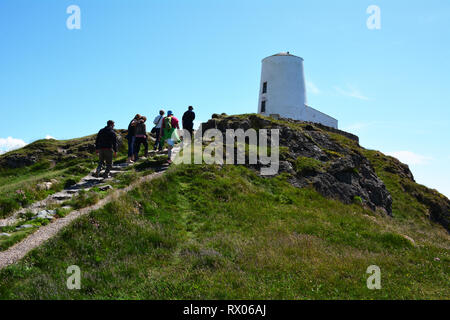 Marcher jusqu'à Twr Mawr phare sur l'île Llanddwyn au large de la côte d'Anglesey Banque D'Images