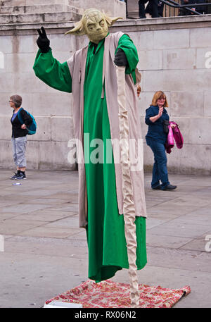 Artiste de rue à Trafalgar Square, London, England, UK Banque D'Images