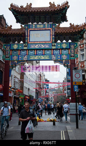 Portes colorées de Chinatown à Londres, Angleterre, RU Banque D'Images