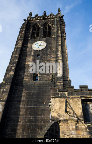 Clocher de la cathédrale d'Halifax avec horloge et cadran solaire / cadran solaire. West Yorkshire. UK. Graines de soleil et ciel bleu. Banque D'Images