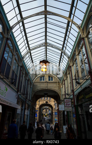 Arches / arch / approche de l'intérieur voûté de blocage / Intérieur / cale de Borough Market, un marché couvert de style victorien à Halifax, West Yorkshire, Royaume-Uni. Banque D'Images