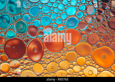 L'huile de l'eau lumineuse macro bulle abstract background. Banque D'Images