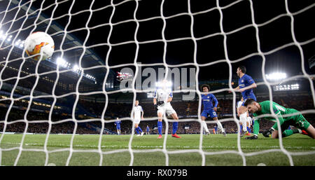 Chelsea's Pedro marque son premier but de côtés du jeu pendant l'UEFA Europa League, rond de jambe premier 16 match à Stamford Bridge, Londres. Banque D'Images