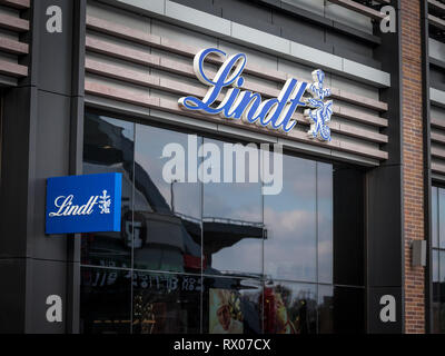 OTTAWA, CANADA - 12 NOVEMBRE 2018 : Le logo sur leurs principales Lindt shop à Ottawa. Chocolat Suisse Lindt est un fabricant et un détaillant de luxe vente choc Banque D'Images