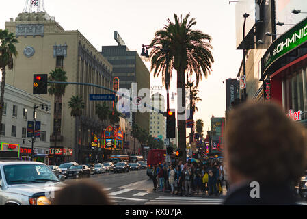 LA, USA - Octobre 31st, 2018 : foule attendre pour traverser une intersection achalandée Banque D'Images