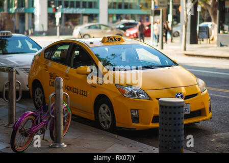 Un taxi jaune attend patiemment pour un client à Santa Monica, LA Banque D'Images