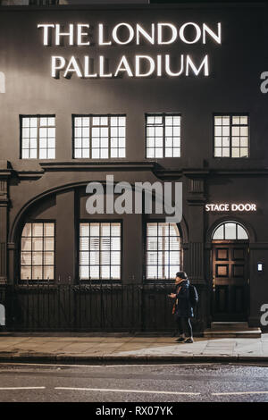 Londres, UK - 6 mars, 2019 : passé le stade entrée de London Palladium Theatre, l'un des plus célèbres théâtres de Londres et du Royaume Uni, espe Banque D'Images