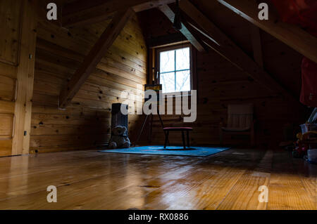Belle maison en bois, une chambre d'enfants, donnant sur l'aire de jeux, une aire de planche à dessin, le miel, et quelques autres jouets Banque D'Images