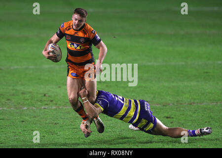 Castleford Tigers' Jake Trueman est abordé au cours de la Super League Betfred match au stade Halliwell Jones, Warrington. Banque D'Images