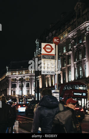 Londres, UK - 6 mars, 2019 : personnes en attente d'un bus sur l'arrêt de bus de la station Oxford Circus sur Regent Street, l'une des plus célèbres rues commerçantes j Banque D'Images