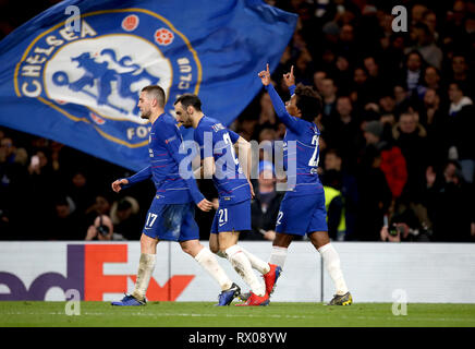 Willian Chelsea's (à droite) célèbre marquant son deuxième but de côtés du jeu pendant l'UEFA Europa League, rond de jambe premier 16 match à Stamford Bridge, Londres. Banque D'Images