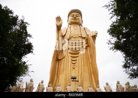 Fo Guang Shan - Plus grand monastère bouddhiste dans Taiwan-The 40m de haut Grand Bouddha statue en or donnant sur de plus petits bouddhas. Kaohsiung, Nov 2018 Banque D'Images