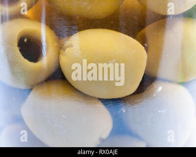Close up of green olives dénoyautées dans food deli ; Essex ; Angleterre ; uk Banque D'Images