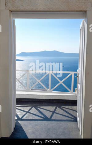 Vue sur la mer Méditerranée à travers la porte ouverte, Santorin, Grèce Banque D'Images