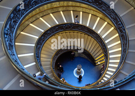 Escalier à double hélice, ou escalier Bramante, conçu par Giuseppo Momo dans Pio-Clementine 1932, Musée, Musées du Vatican Banque D'Images