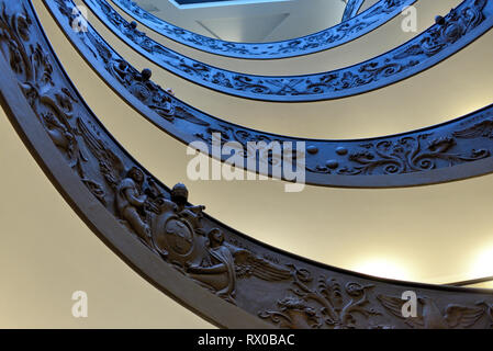 Escalier à double hélice, ou escalier Bramante, conçu par Giuseppo Momo en 1932, Musée Pio Clementino, Musées du Vatican Banque D'Images