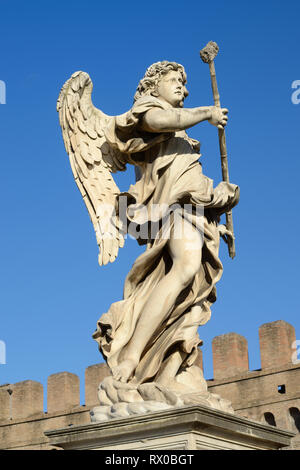 Ange avec la sainte éponge, c 17ème Statue par Antonio Giorgetti, le pont Sant'Angelo Rome Italie. Ressemble à l'aide d'Angel Stick Selfies Banque D'Images