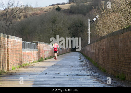 Runner sur le Viaduc Hockley restauré, un viaduc de chemin de fer désaffectée près de Winchester, Hampshire, Royaume-Uni Banque D'Images