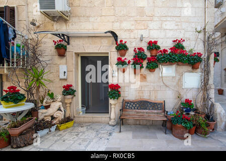 Monopoli, Puglia, Italie - Street et allée en vue de maisons colorées de la vieille ville. Une région des Pouilles Banque D'Images