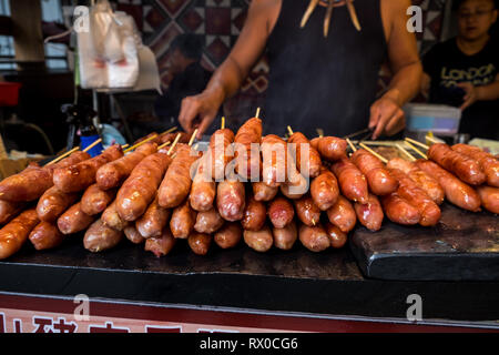 Le style taïwanais vente saucisse en marché de nuit, l'un des marchés de l'alimentation de rue à Taichung, Taiwan Banque D'Images