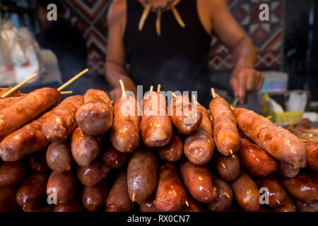 Le style taïwanais vente saucisse en marché de nuit, l'un des marchés de l'alimentation de rue à Taichung, Taiwan Banque D'Images