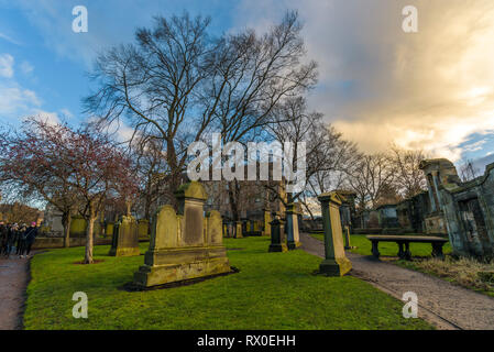 Edinburgh, Scotland - vue sur Grayfriars Kirkyard, Churchyard avec un magasin, des tombes et un musée, racontant l'histoire du chien loyal, Grayfriars Bobby. Banque D'Images