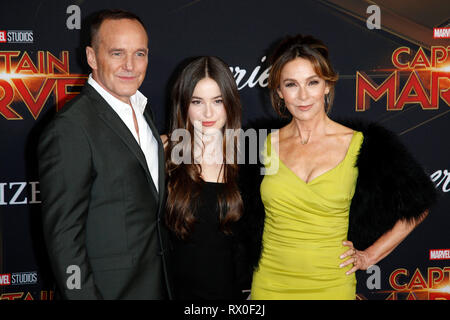 Clark Gregg, sa fille Stella Gregg et son épouse Jennifer Gray assistant à la 'Captain Marvel' en première mondiale au théâtre El Captian sur Mars 4,2019 à Los Angeles, Californie. Banque D'Images