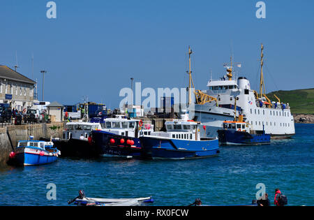 Scillonian iii juste d'arriver au quai à St Mary's, Îles Scilly avec l'alimentation hors des îles lance en attente d'être chargés de marchandises de Penza Banque D'Images